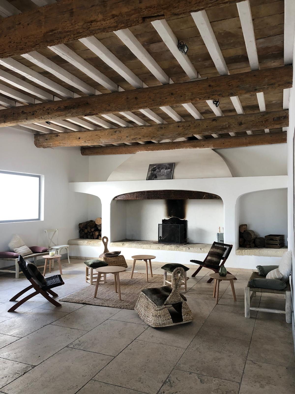 Mobilier devant cheminée
