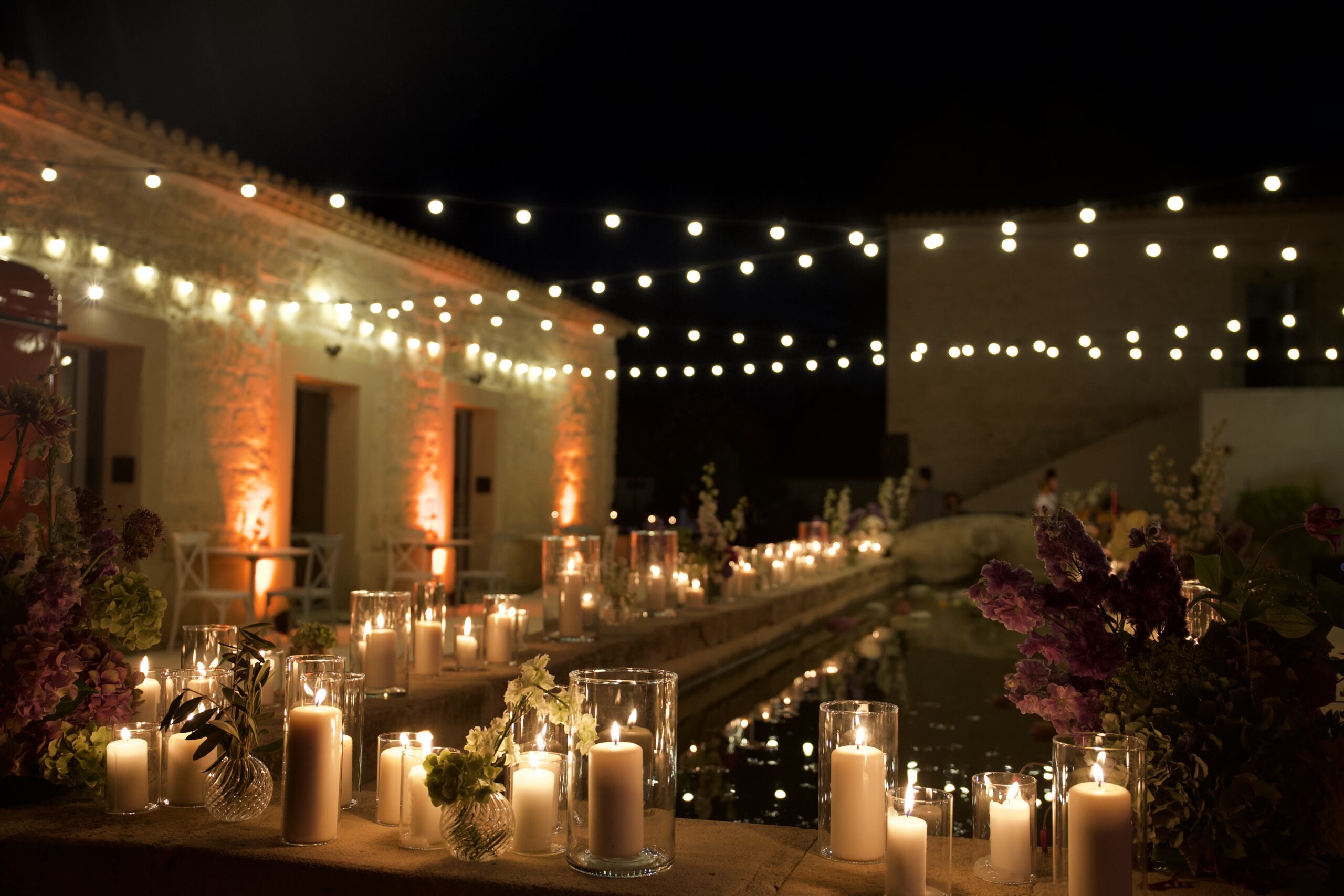 Patio nuit bougies fleurs